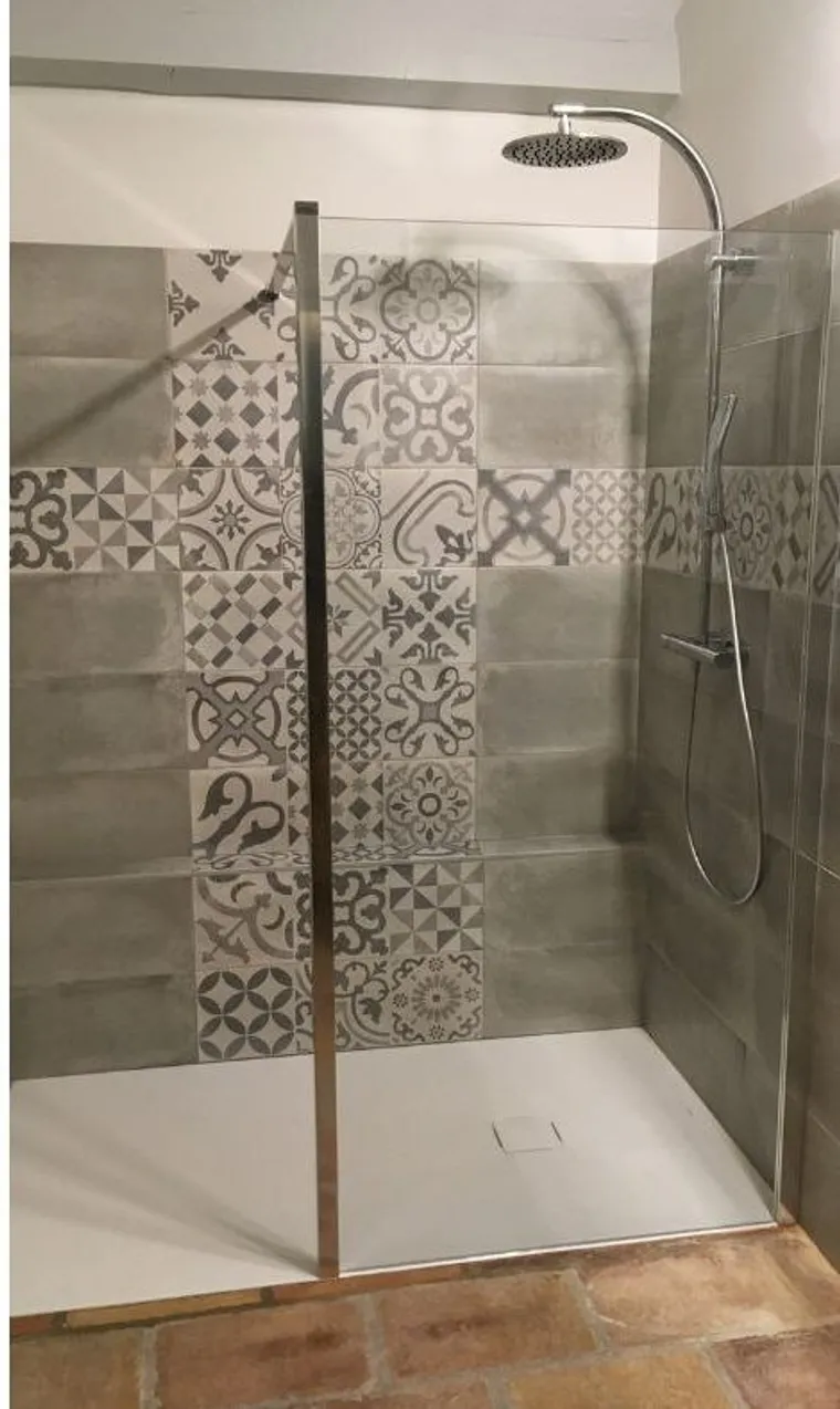 Après rénovation : douche à l'italienne carrelée, salle de bain moderne