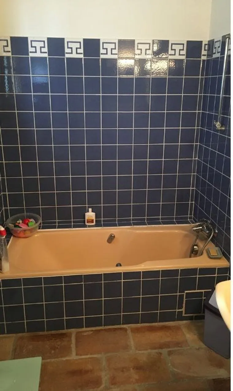 Avant rénovation : salle de bain ancienne avec baignoire