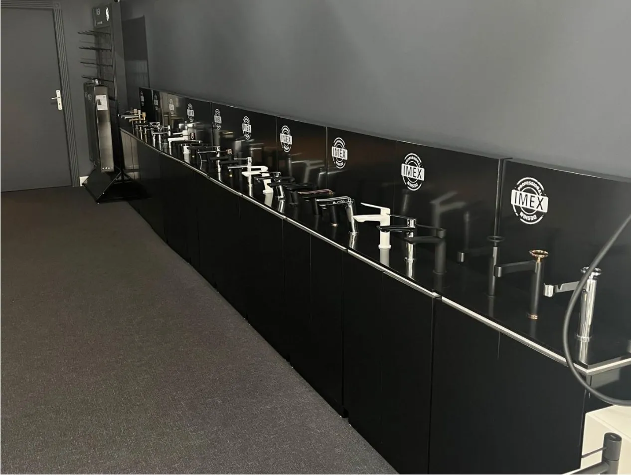 Espace robinetterie et sanitaire du showroom Carlito au Mans