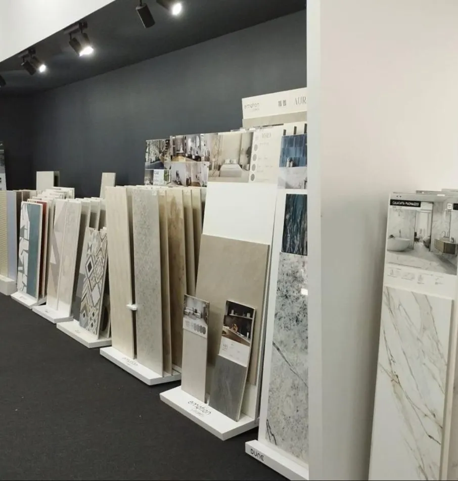 Le showroom Carlito au Mans : présentoirs de carrelage grand format